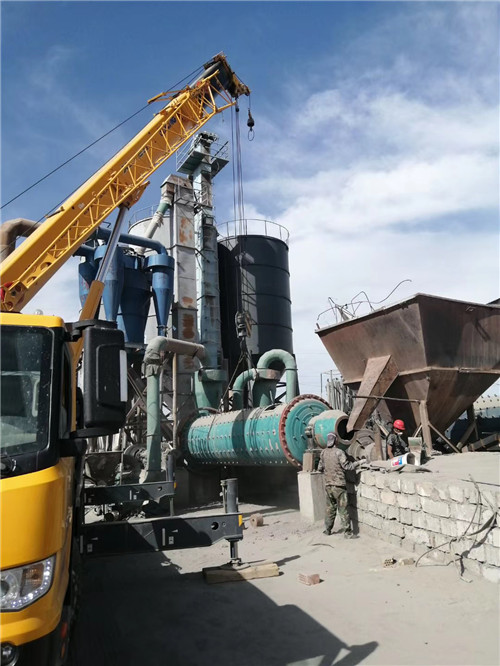 海城市设备搬运等各类工程项目中，吊车起着关键作用