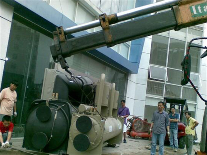 海城市随车吊和汽车吊的核心区别是什么？哪种更省钱？