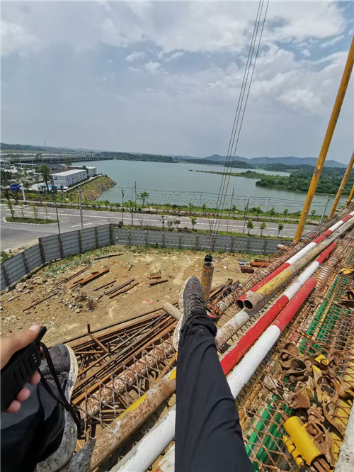 海城市作业中发生设备损坏或人员意外，责任怎么划分？