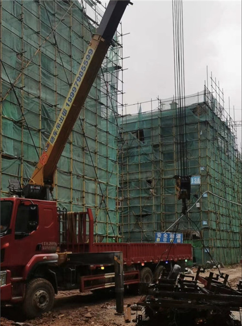 海城市“慢工细活”—— 吊车的 “微动控制” 技术